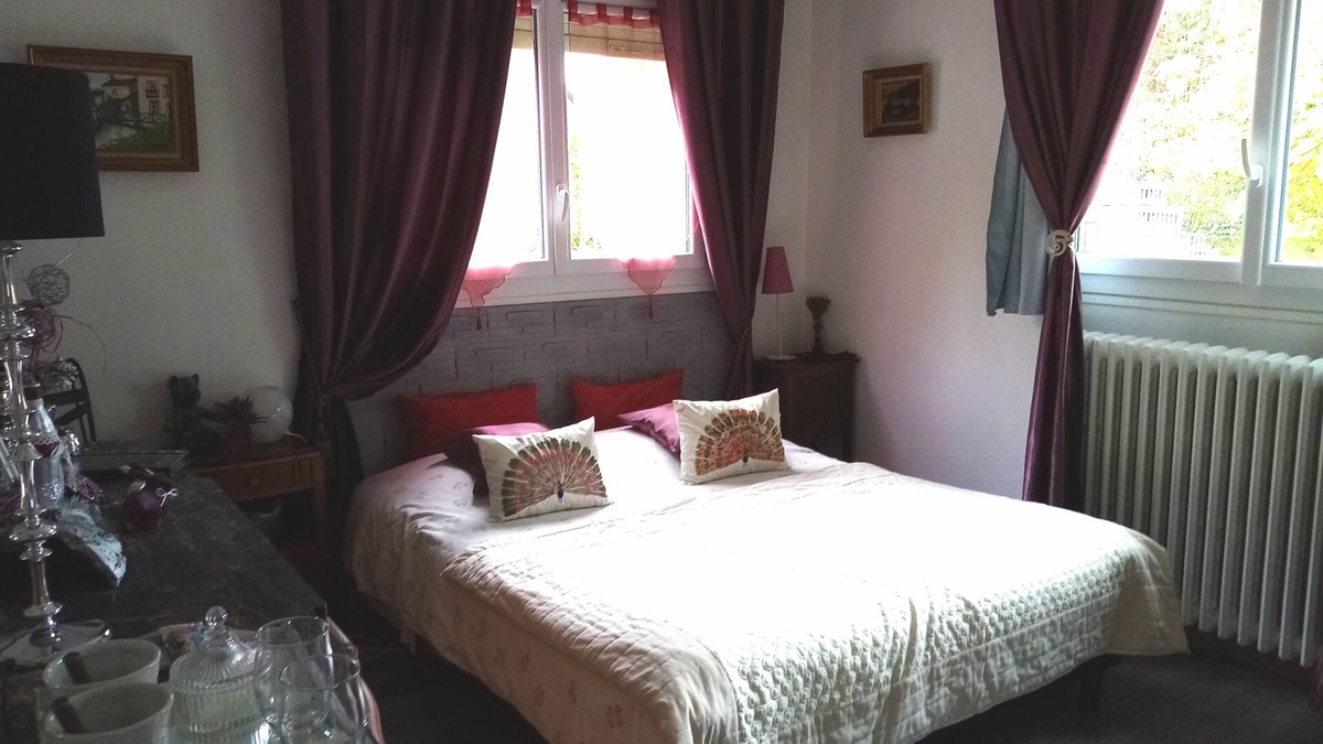 Neuilly Bed & Breakfast | GUEST HOUSE in Garennes sur Eure at Le Havre de Paix- max 3 people