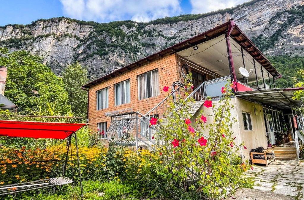 Tsageri House | Guest House Oasis - Tvishi