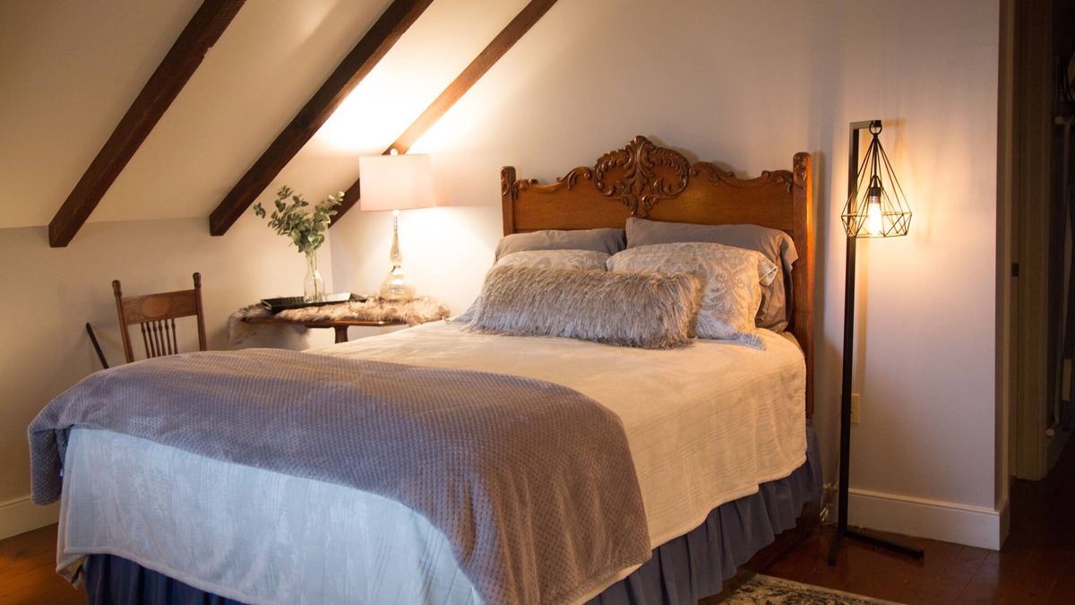 East Earl House | Guest House on Picturesque Farm near Shady Maple Smorgasbord