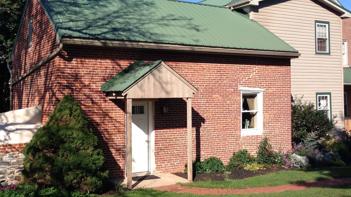 East Earl House | Guest House on Picturesque Farm Near Shady Maple Smorgasbord
