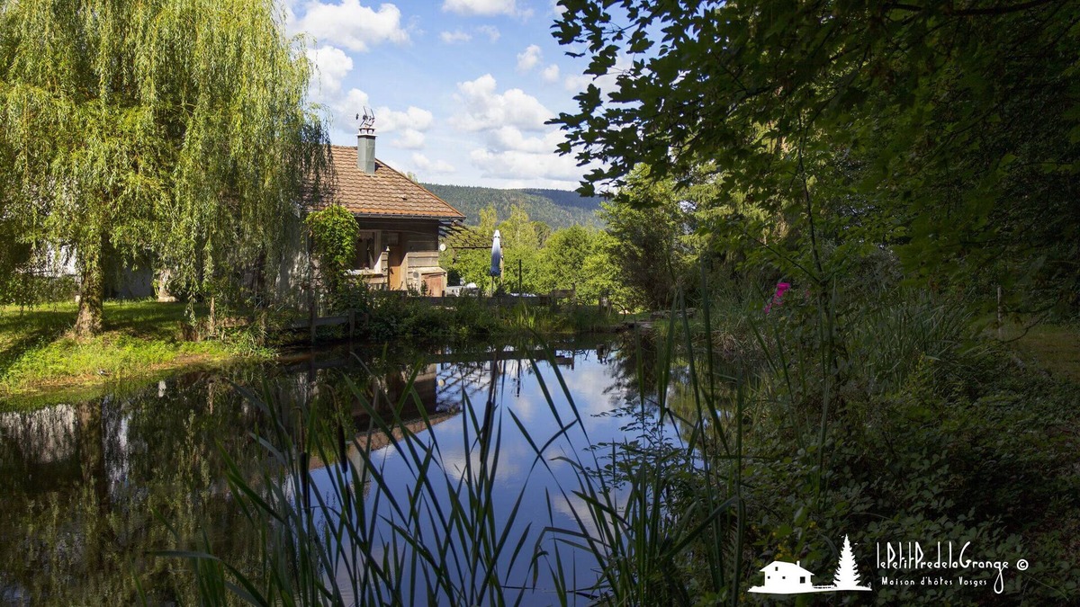 Vecoux House | Guest house on the edge of the forest by a lake and valley views