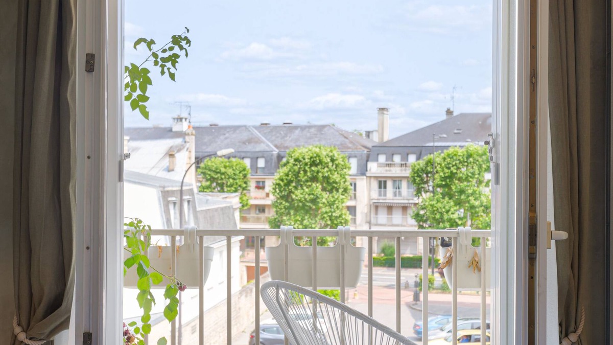Chantilly Apartment | Guest House Saint-Laurent. 1BDR King size /1 BTHR /1 Terracen