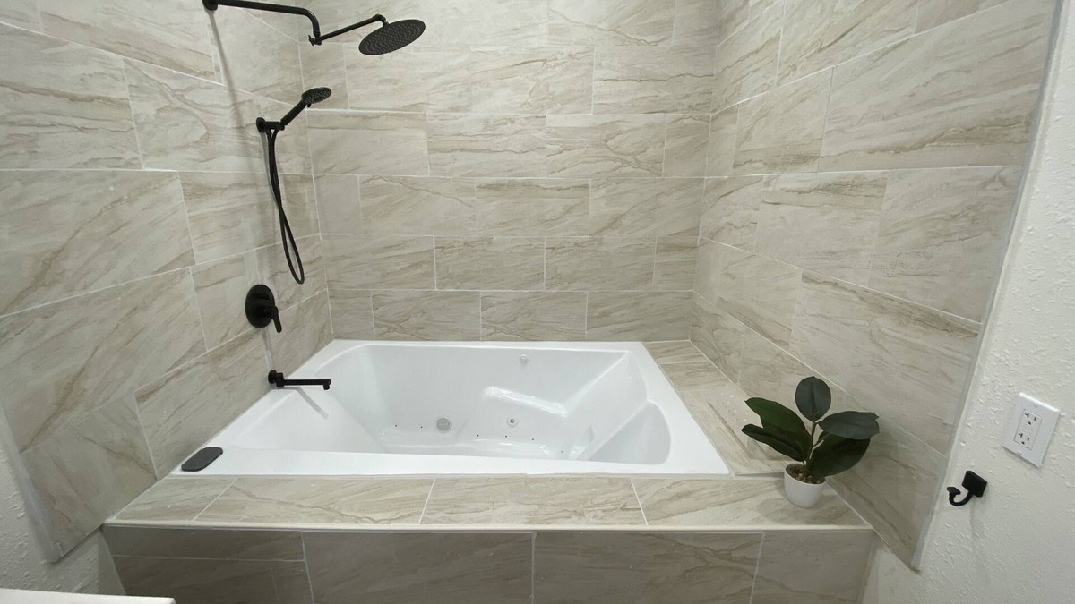 Batesville House | Guest house with big Jacuzzi