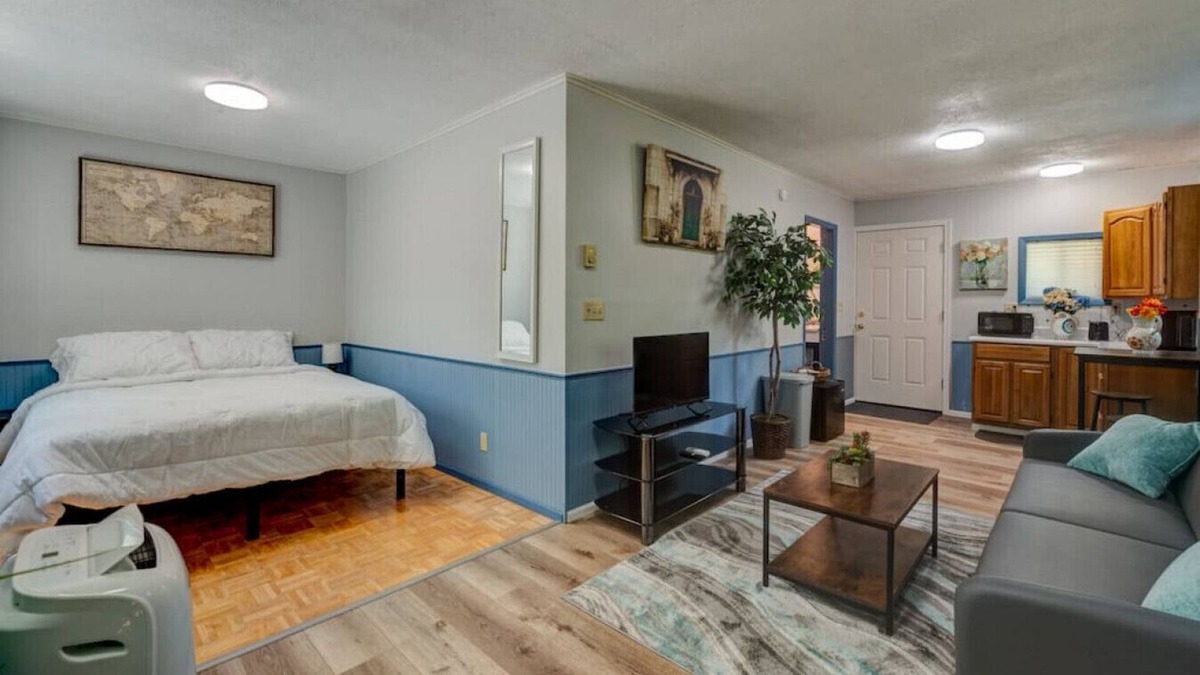 Amazon House | Guest house with grill and parking near UO