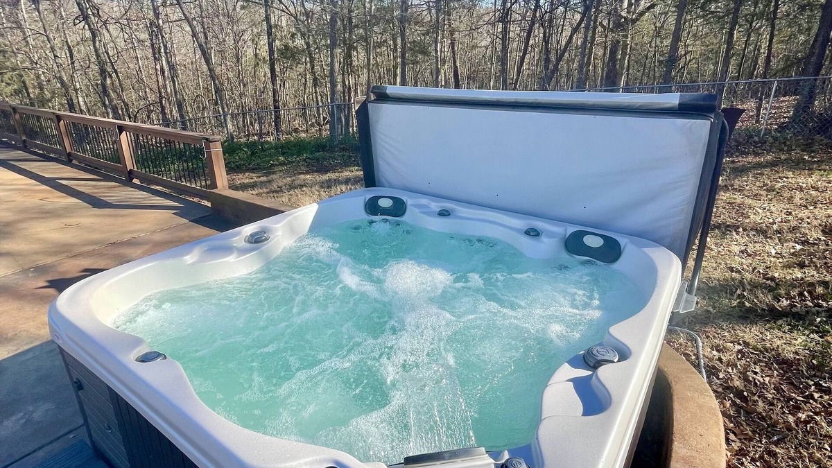 Mountain Home Cottage | Guest House with Hot Tub, 10min from Lake Norfork!