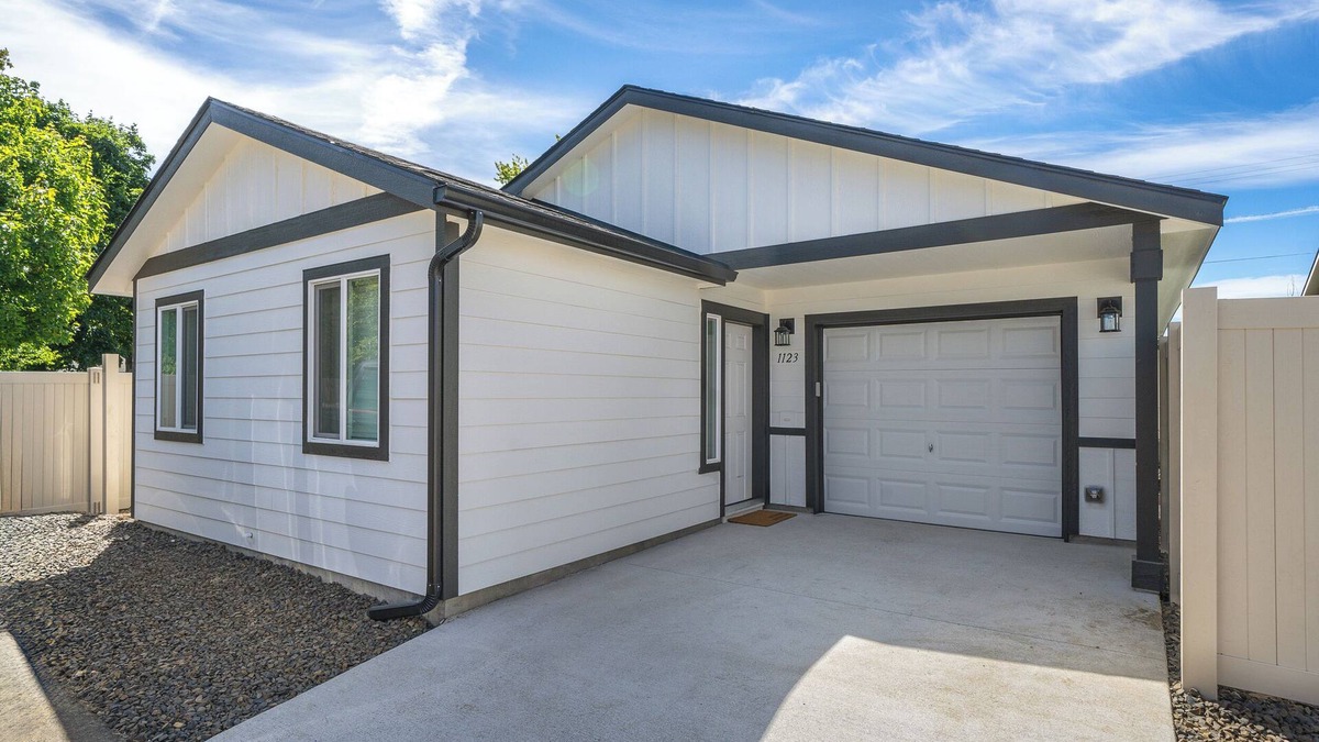 Veradale House | Guest House with private entry and driveway. Pet Friendly!