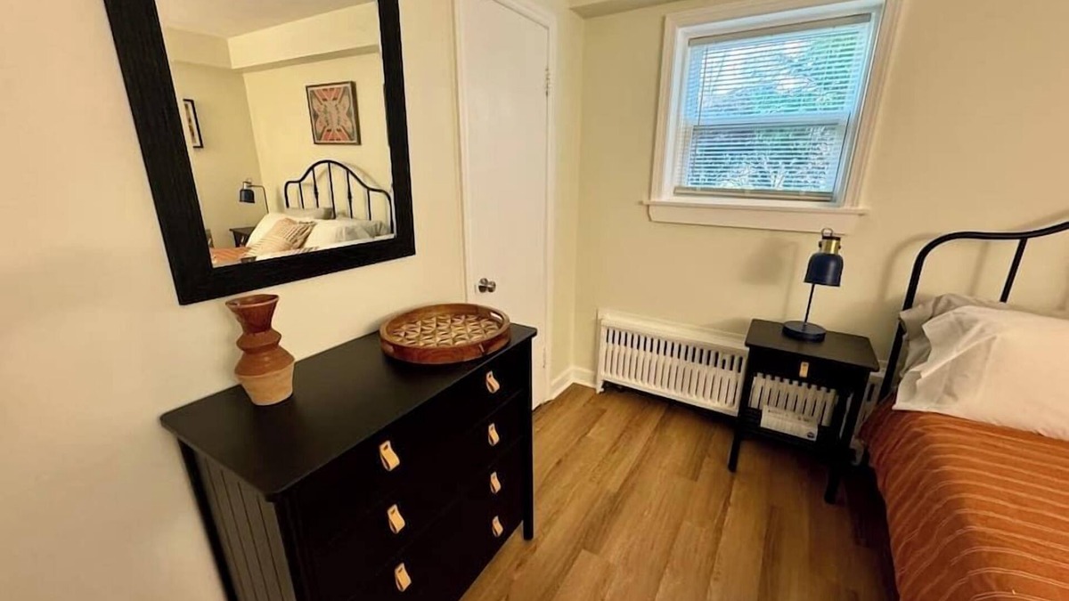 Oak Park Apartment | Guest Nest River Forest RF 101 2BR Laundry Pets OK