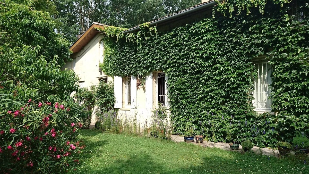 Saint-Andre-de-Cubzac Bed & Breakfast | Guest Room "La Lagune" with Shared Terrace, Private Garden and Wi-Fi