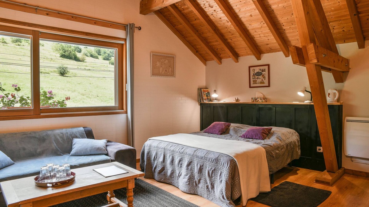Loisieux Bed & Breakfast | Guest Room 'Arc En Ciel' with Mountain View, Shared Pool and Wi-Fi