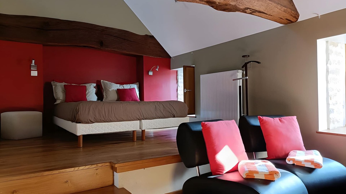 Beaumont-sur-Grosne Bed & Breakfast | Guest Room 'Carmin' with Shared Pool, Shared Terrace and Wi-Fi
