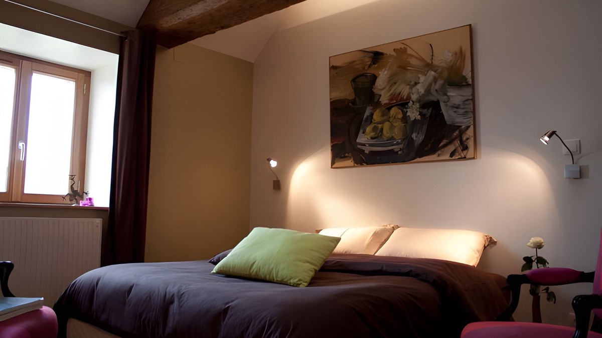 Beaumont-sur-Grosne Bed & Breakfast | Guest Room "Chambre Chocolat" with Shared Pool, Shared Terrace and Wi-Fi