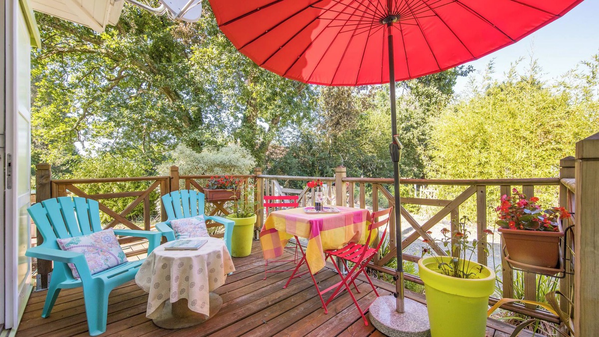 Le Porge Bed & Breakfast | Guest Room 'La Côte D'Argent Coquelicot' with Private Terrace, Private Garden and Wi-Fi