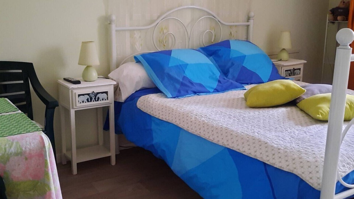 Lescar Bed & Breakfast | Guest Room Le Pesquit - with Shared Terrace, Communal Garden and Air Conditioning