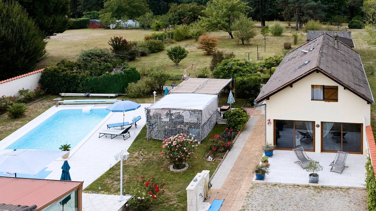 Mouleydier Bed & Breakfast | Guest Room Les Tuilières with Private Pool and Air Conditioning in Dordogne