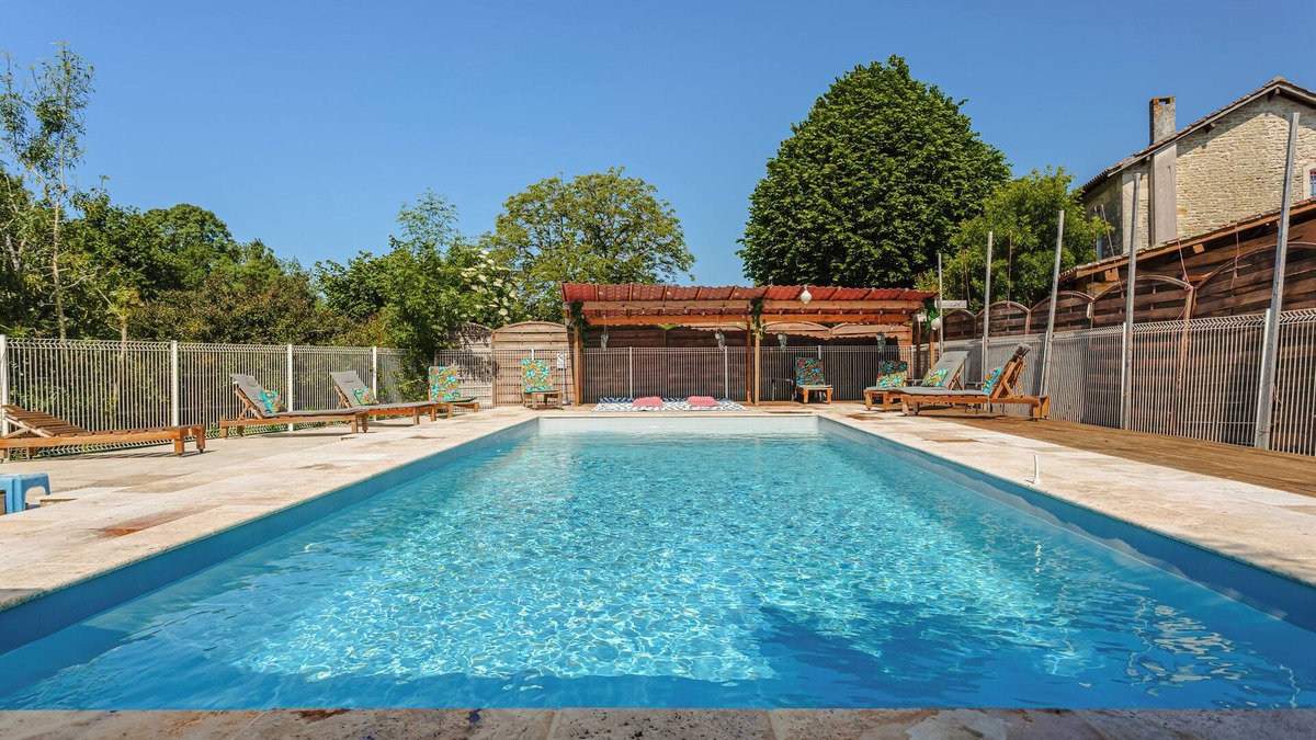 Genouille Bed & Breakfast | Guest Room "Rubis" with Private Garden, Wi-Fi and Air Conditioning