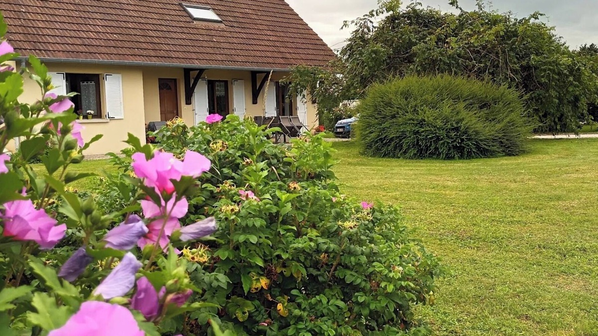 Saillenard Bed & Breakfast | Guest rooms upstairs. Breakfast included.