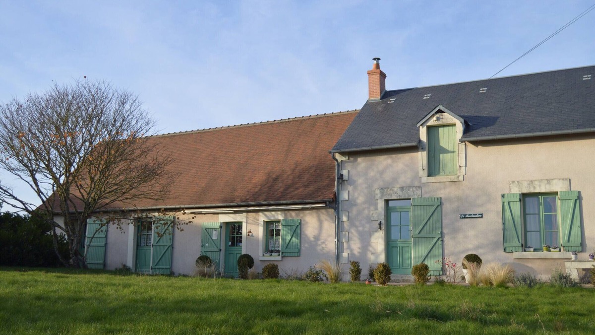 Saulnay Bed & Breakfast | Guest rooms with game room in Berry