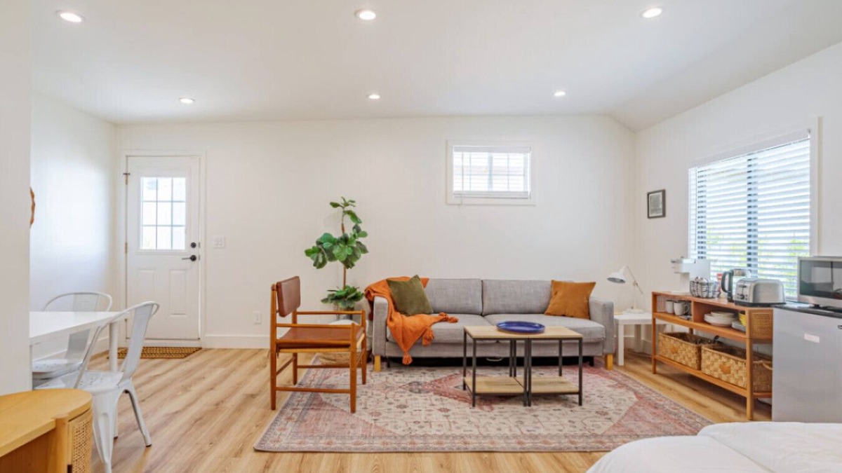 Valley Glen House | Guest Studio Universal private entry