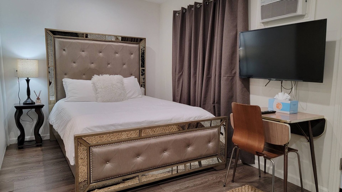 Beverly Hills Apartment | Guest suite near La Cienega Park Beverly Hills. 5 min to LACMA, and Rodeo Drive