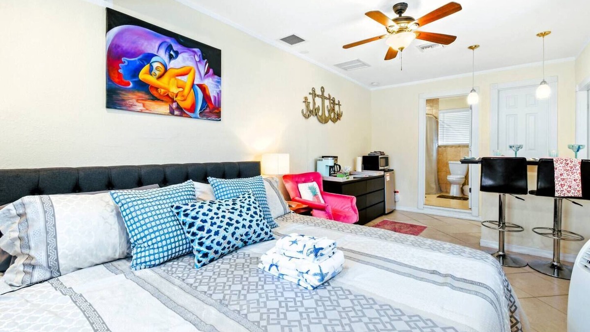 Palm Beach Gardens Apartment | GUEST SUITE TROPICANA (DIGSIFY) | PRIVATE ENTRANCE | KING BED | SELF CHECK-IN | FREE PARKING | PGA