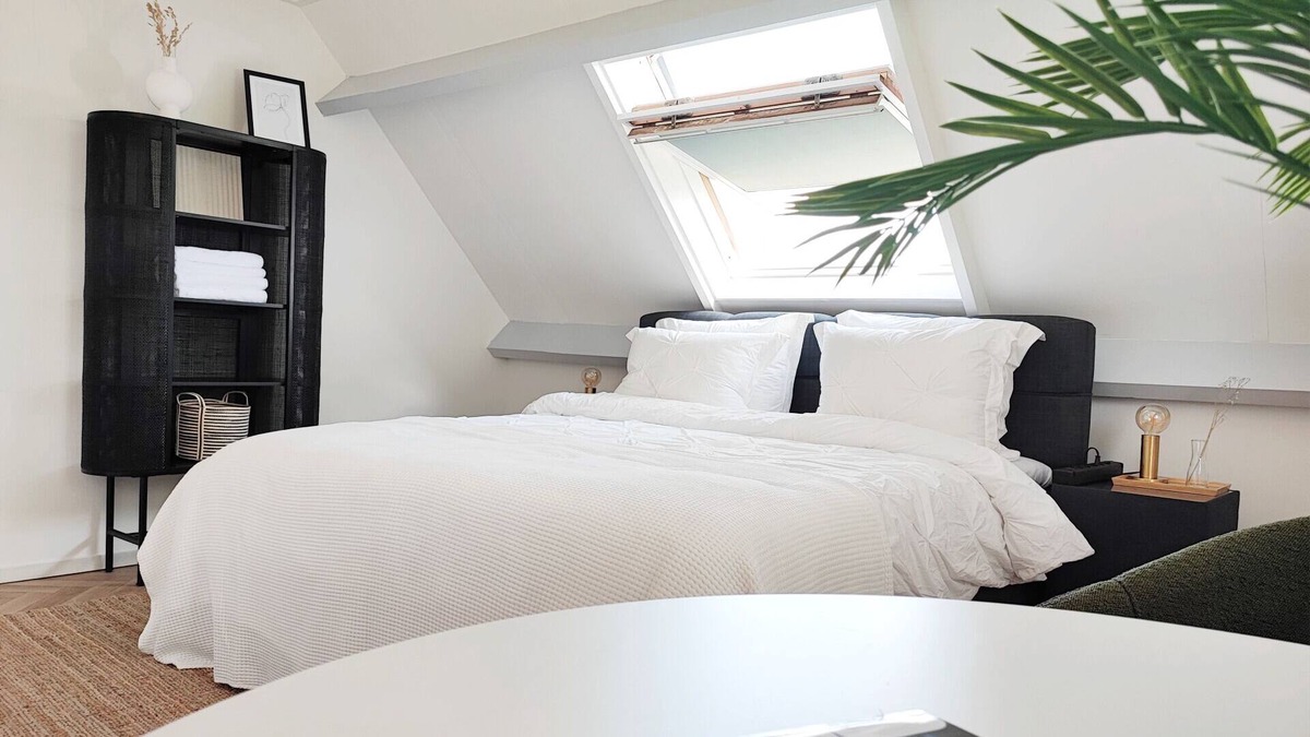 Nessersluis Apartment | Guesthouse at the Amstel river. Private 2BR 2BA with garden and free parking.