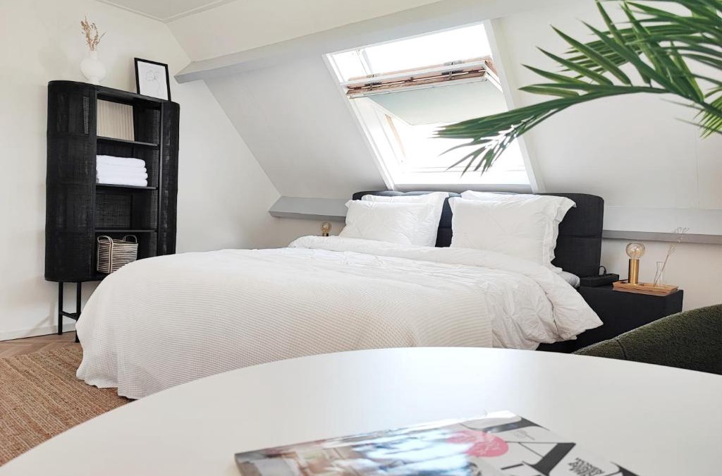Nessersluis House | Guesthouse at the Amstel river with 2BR 2BA and garden