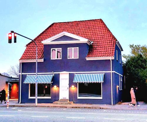 Tarnby Kommune House | Guesthouse 'Blue House' in vintage villa&garden