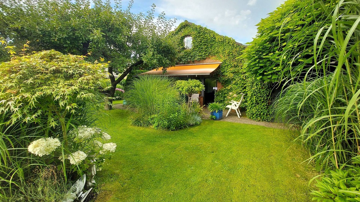 Region Hannover District House | Guesthouse Burgdorf Well-kept vacation home with a beautiful garden in a central location