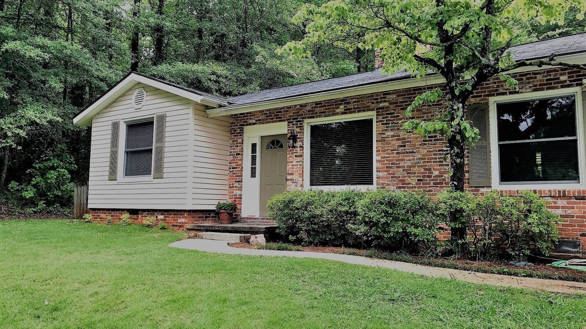 Opelika House | "Guesthouse" Cozy private home with a custom golf putting green!
