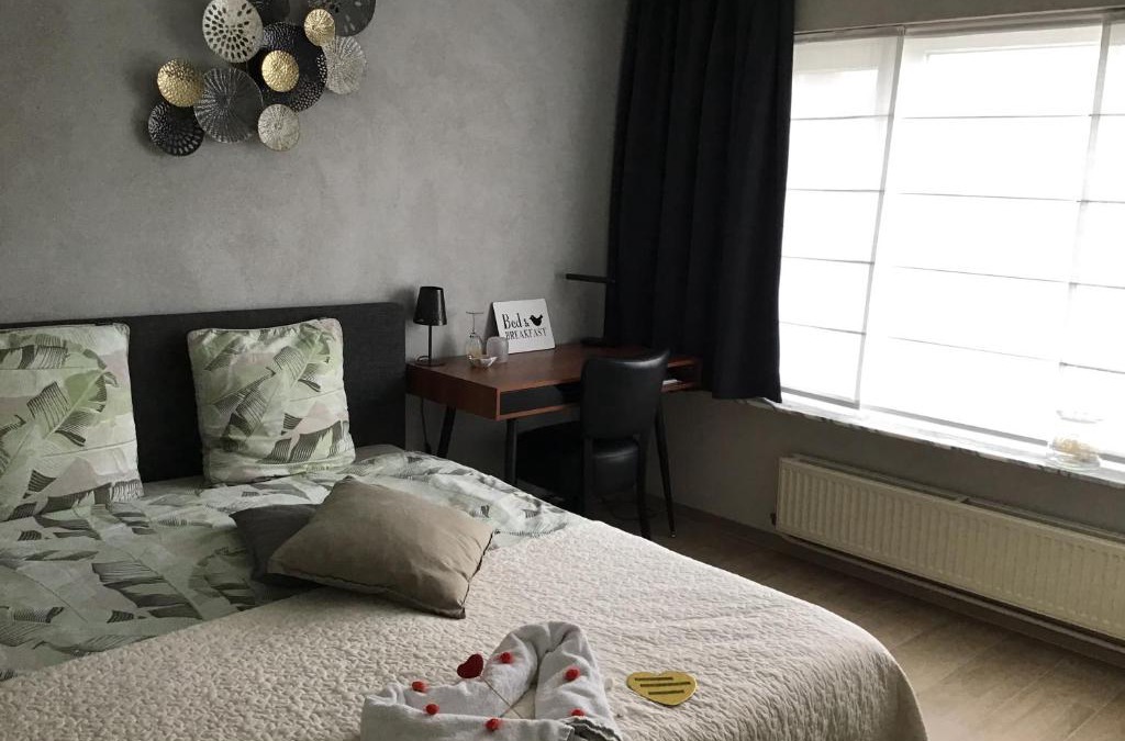 Geel House | Guesthouse De Steenberg tweepersoonskamer met grote badkamer, kitchenette en tuinzicht op de eerste verdieping