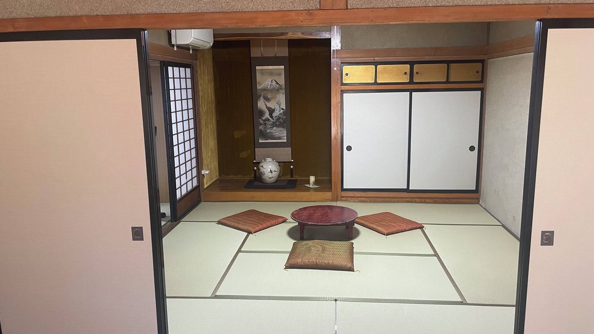 Omachi House | Guesthouse Gaki Daisho: Free transportation to and from ski resorts in the Hakuba area, nearby mountain trailheads, Ogisawa Station, the entrance to the Kurobe Dam, and restaurants in the city is available (up to 7 guests in a van; ski equipment cannot be