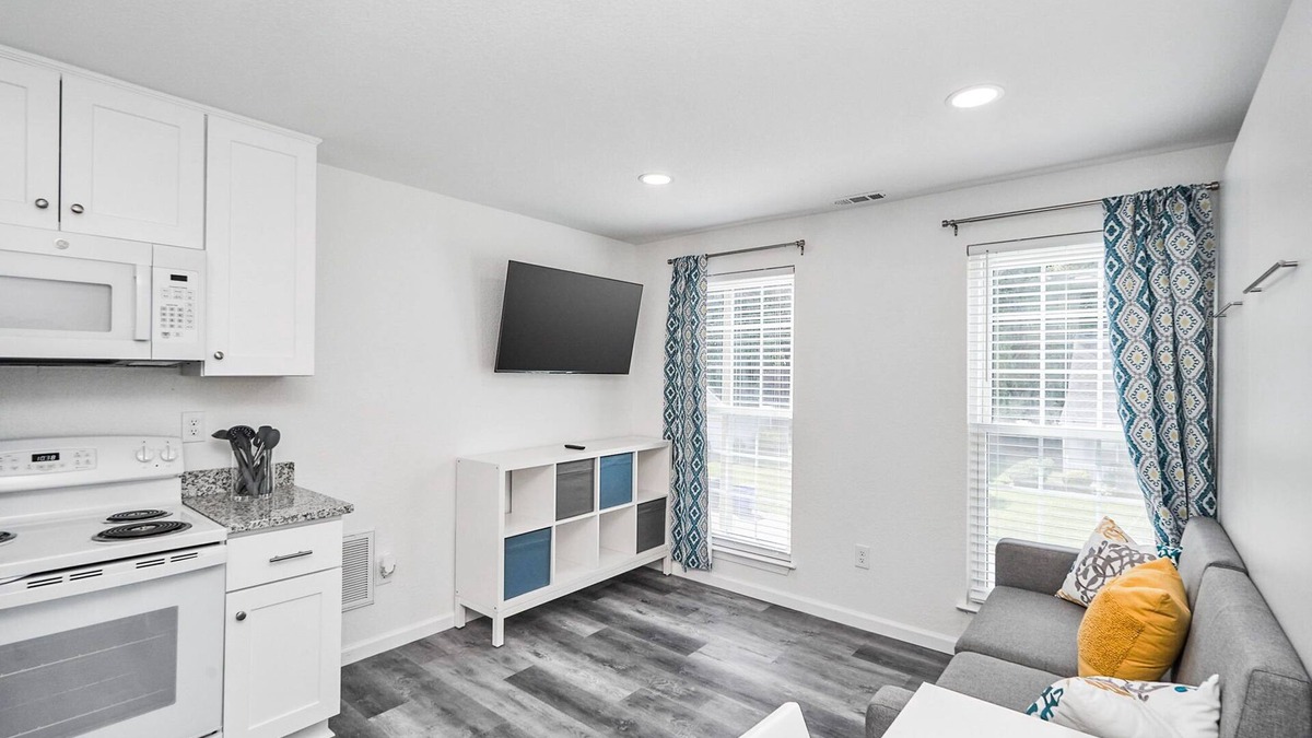 Norfolk - Virginia Beach Apartment | Guesthouse in ideal location with private entrance