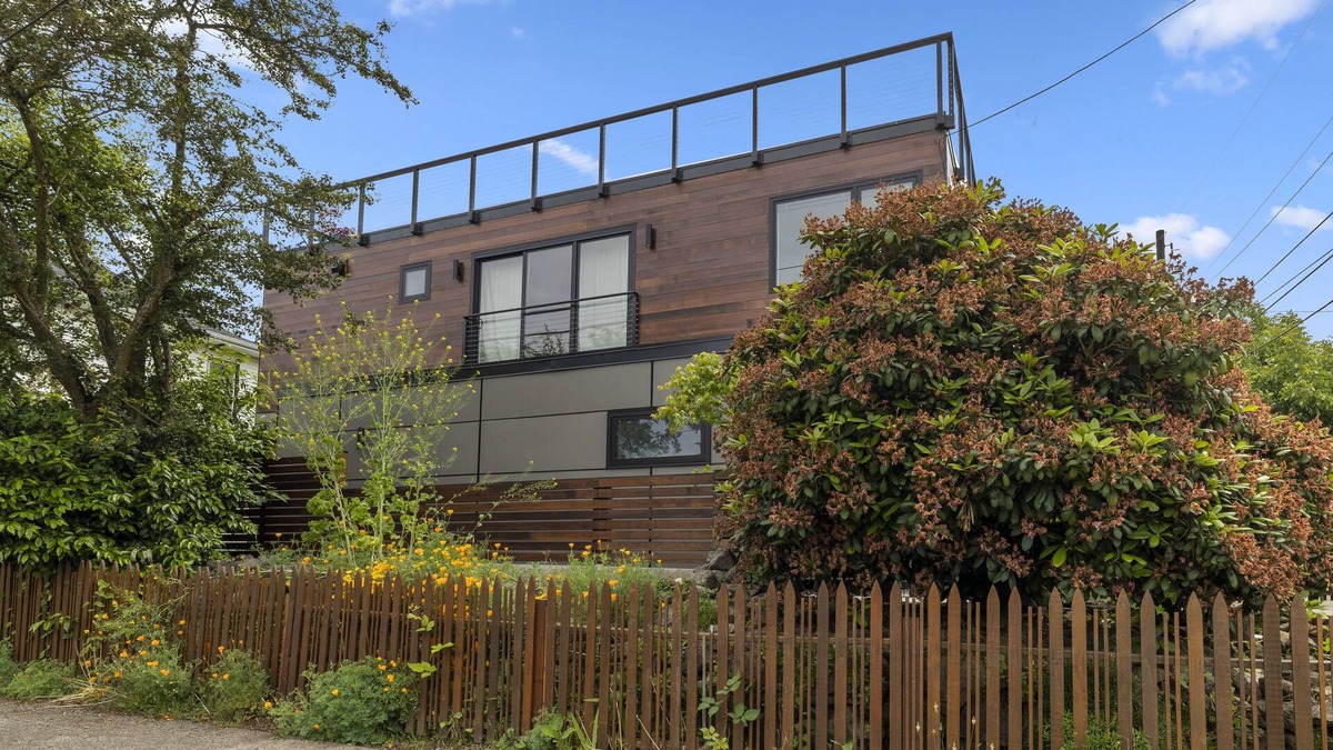 Fremont House | Guesthouse in Phinney Ridge with Rooftop Deck
