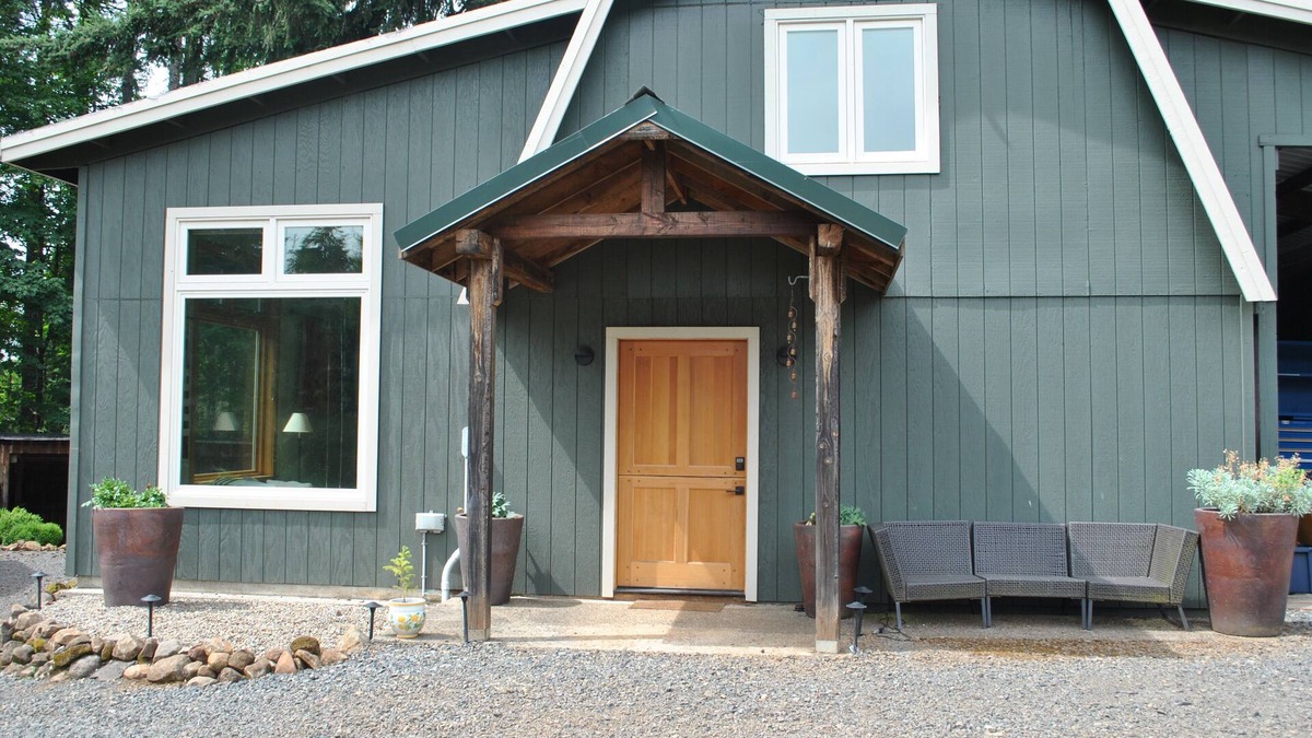 Molalla House | Guesthouse on a picturesque and secluded 19 acres just 12 mins to Silverton