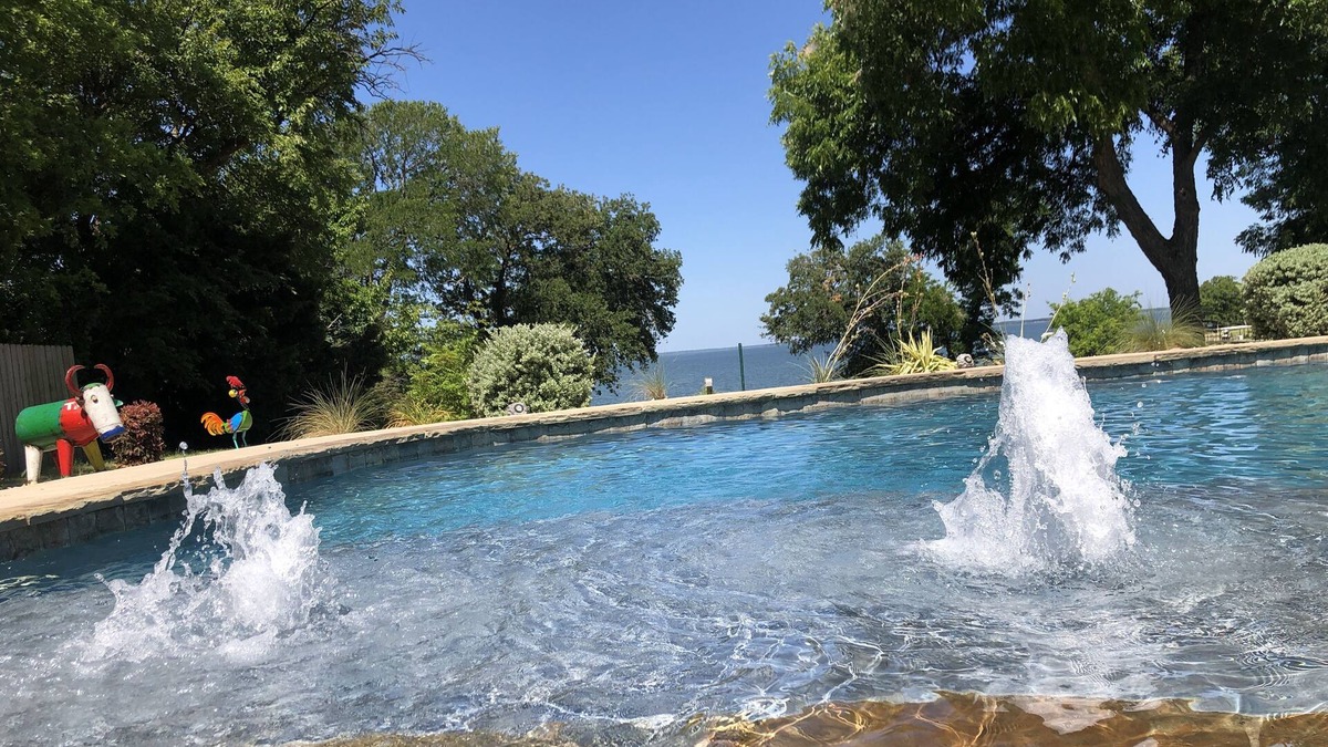 Lone Oak Apartment | Guesthouse on the Lake - Pool with Waterslide
