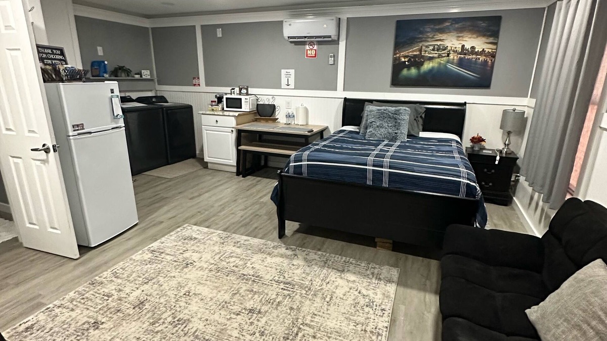 Spring House | Guesthouse studio suite w washer & dryer in Spring Tx Fully equipped.