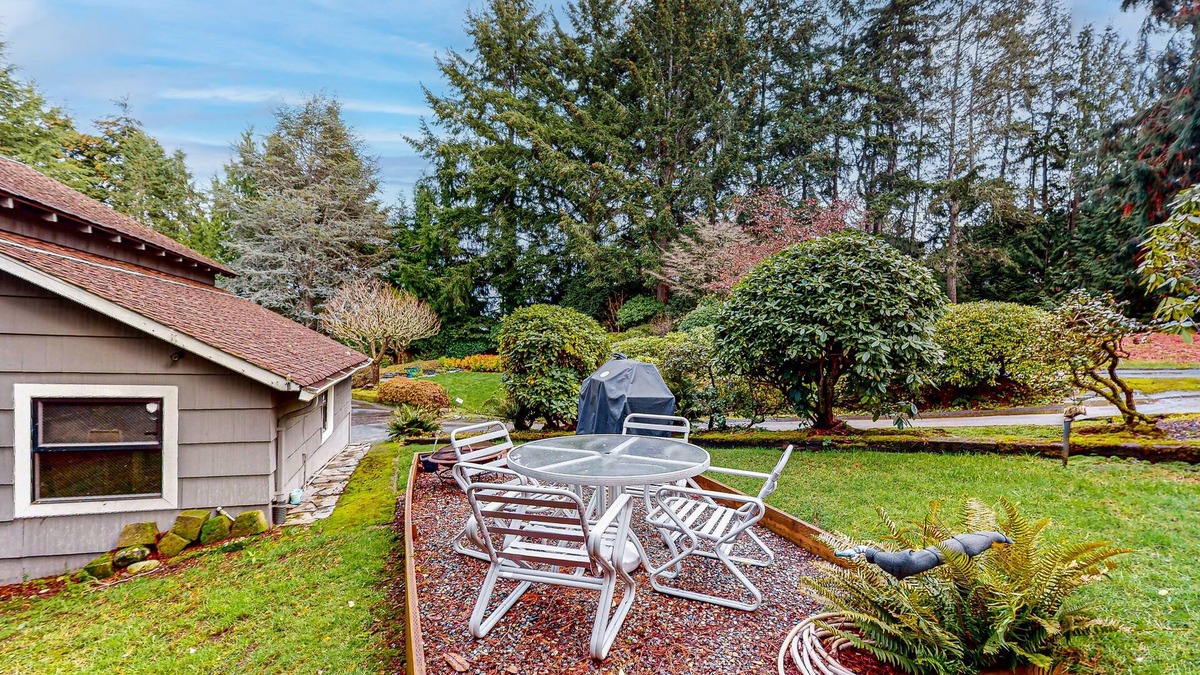Gig Harbor Cottage | Guesthouse w/direct beach access & views of Olympic Mountains/Carr Inlet