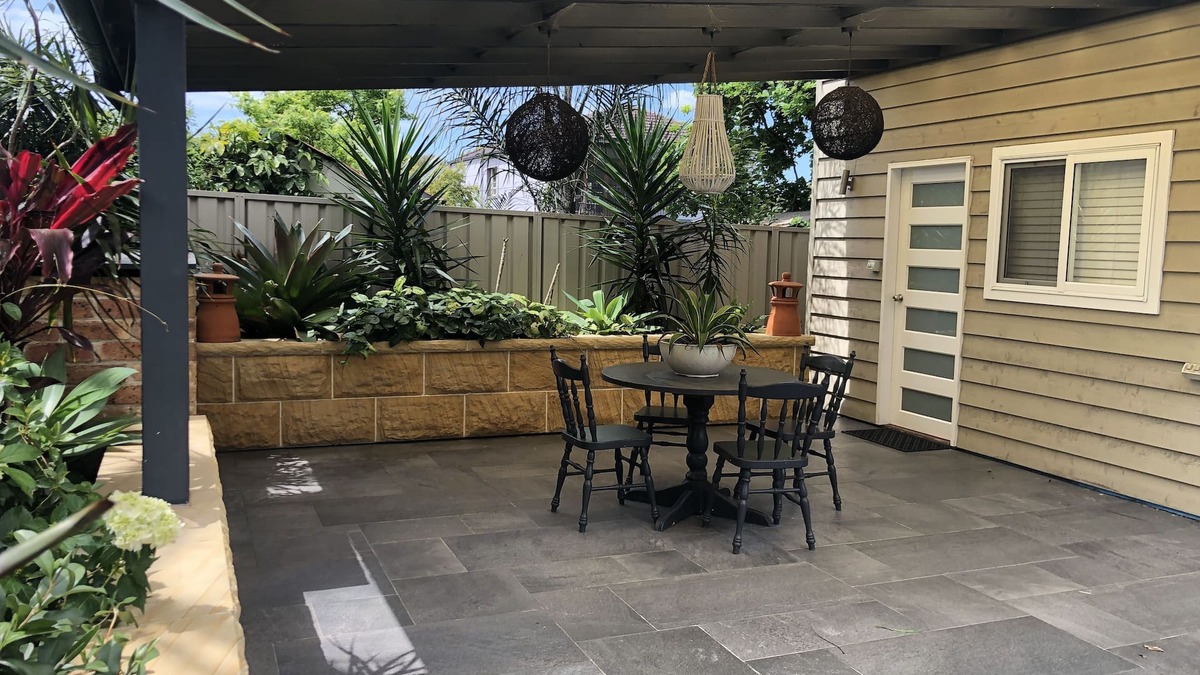 Earlwood House | Guesthouse with Pool & BBQ - 10 kms from CBD