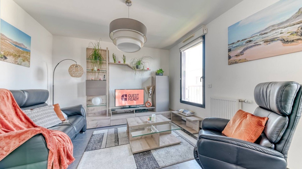 Stalingrad - Lamothe Apartment | GuestReady - Chic Stay with Jacuzzi and Parking