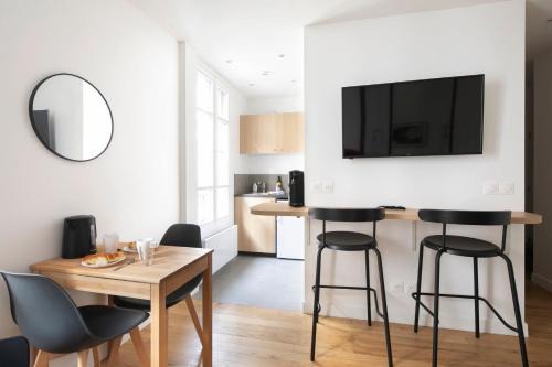 Quartier des Grandes-Carrieres Apartment | GuestReady - Cozy Parisian Escape for 2