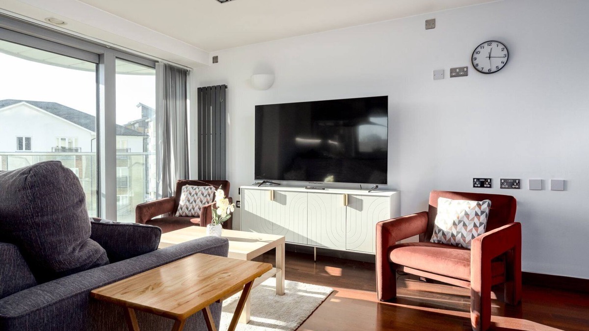 St. Mary's Park Apartment | GuestReady Essential - Riverside Home in Battersea