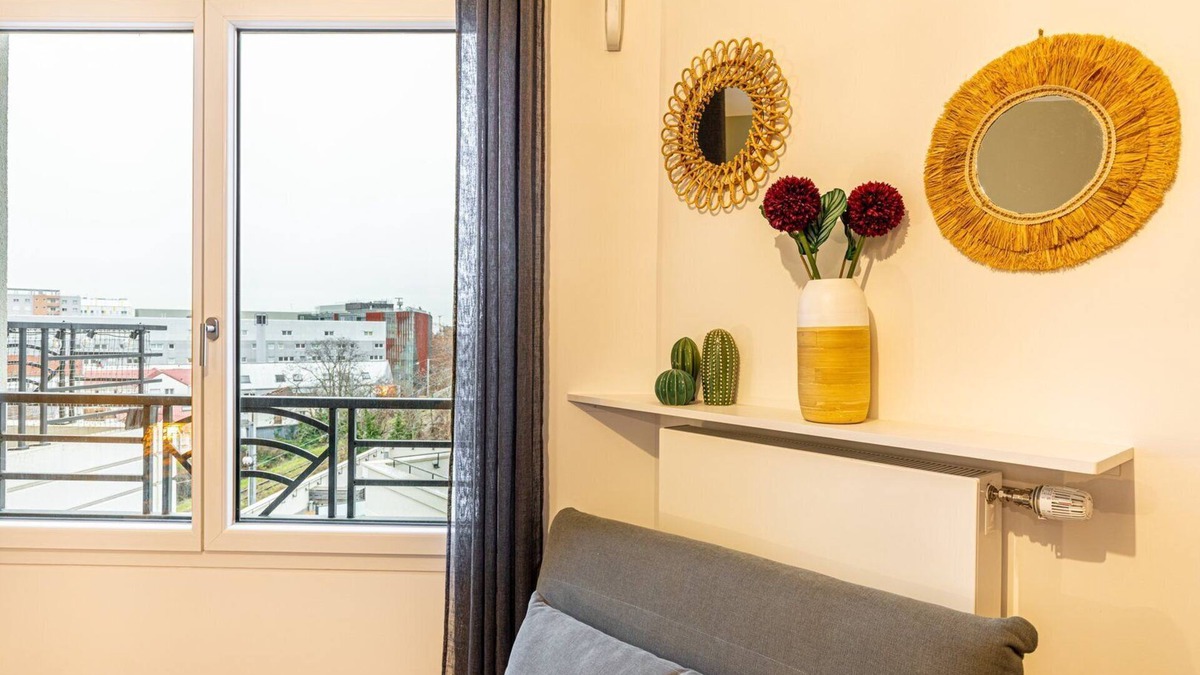 Les Puces de Saint-Ouen Apartment | GuestReady - Green sage near Bauer Stadium