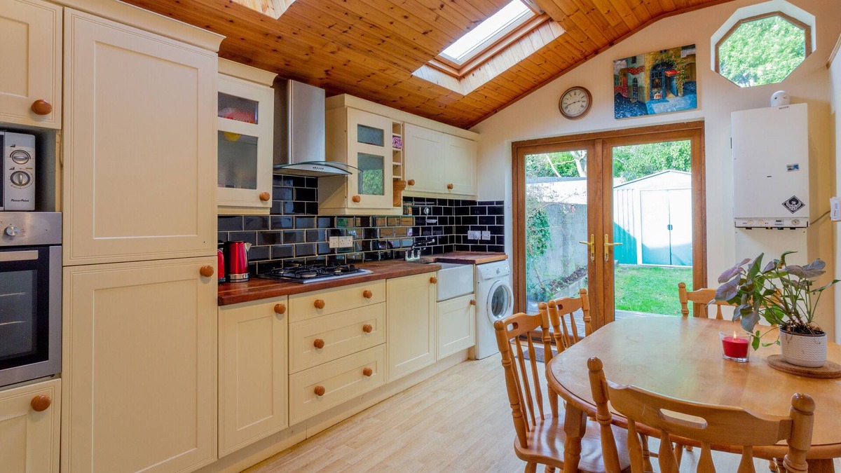 Santry House | GuestReady - Large Home with Private Driveway