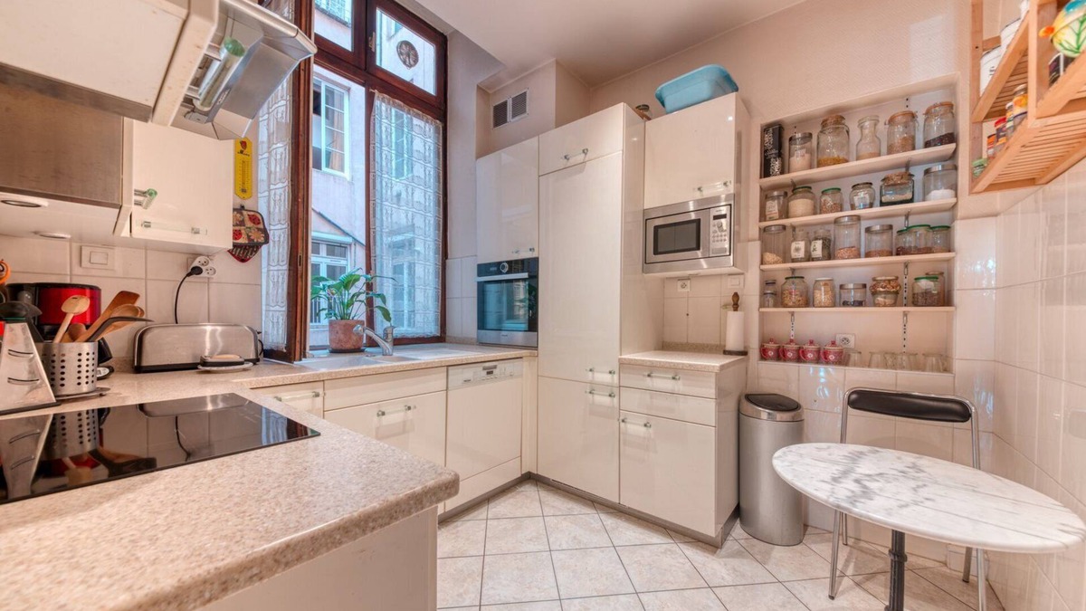 Griffon - Royale Apartment | GuestReady - Lyon Literary Retreat amidst Antiques
