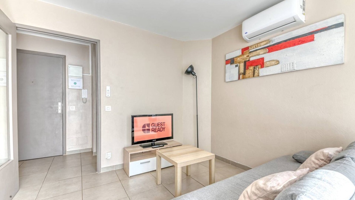 Lyon City Centre Apartment | GuestReady - Sleek & Sunny Comfort near the Tram