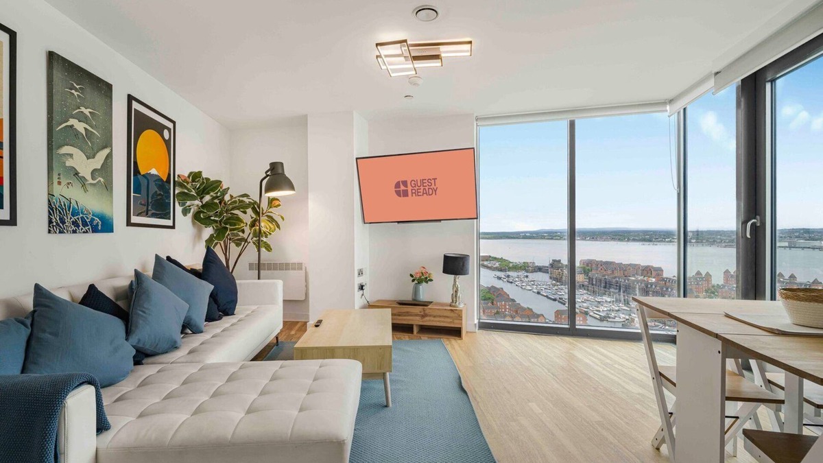 The Docks Apartment | GuestReady - Stylish Flat with Bay View