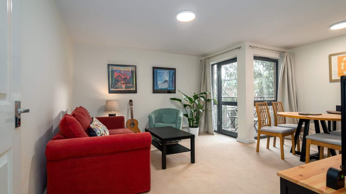 Ravenscourt Park Apartment | GuestReady - Superb Apt with Balcony