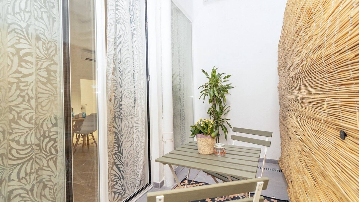 La Malva-rosa House | GuestReady - Valencia's Vibrant Malvarrosa