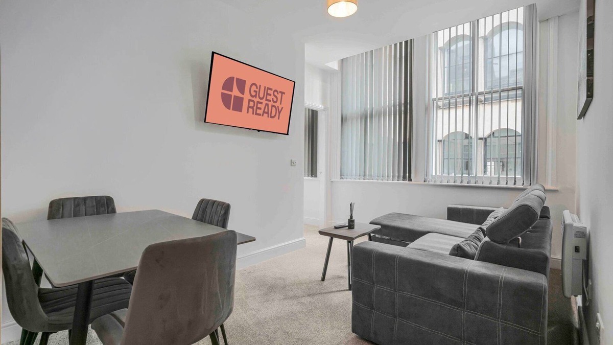 St George's Quarter Apartment | GuestReady – Vibrant living in central Liverpool