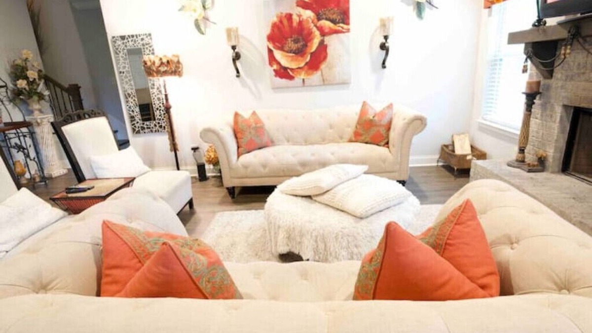 Buford House | Guests Fav! Hidden Hills Retreat with soothing hot tub and high speed internet!